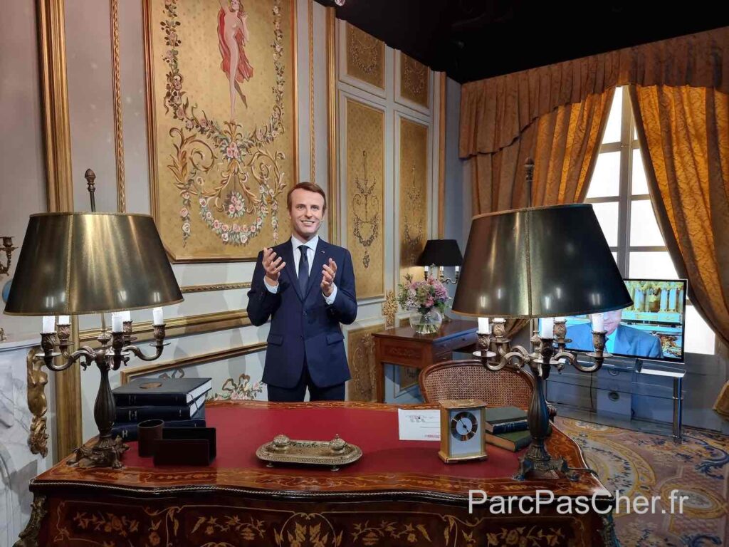 Emmanuel Macron dans son bureau de l'Elysée rerpoduit en statue au musée Grévin