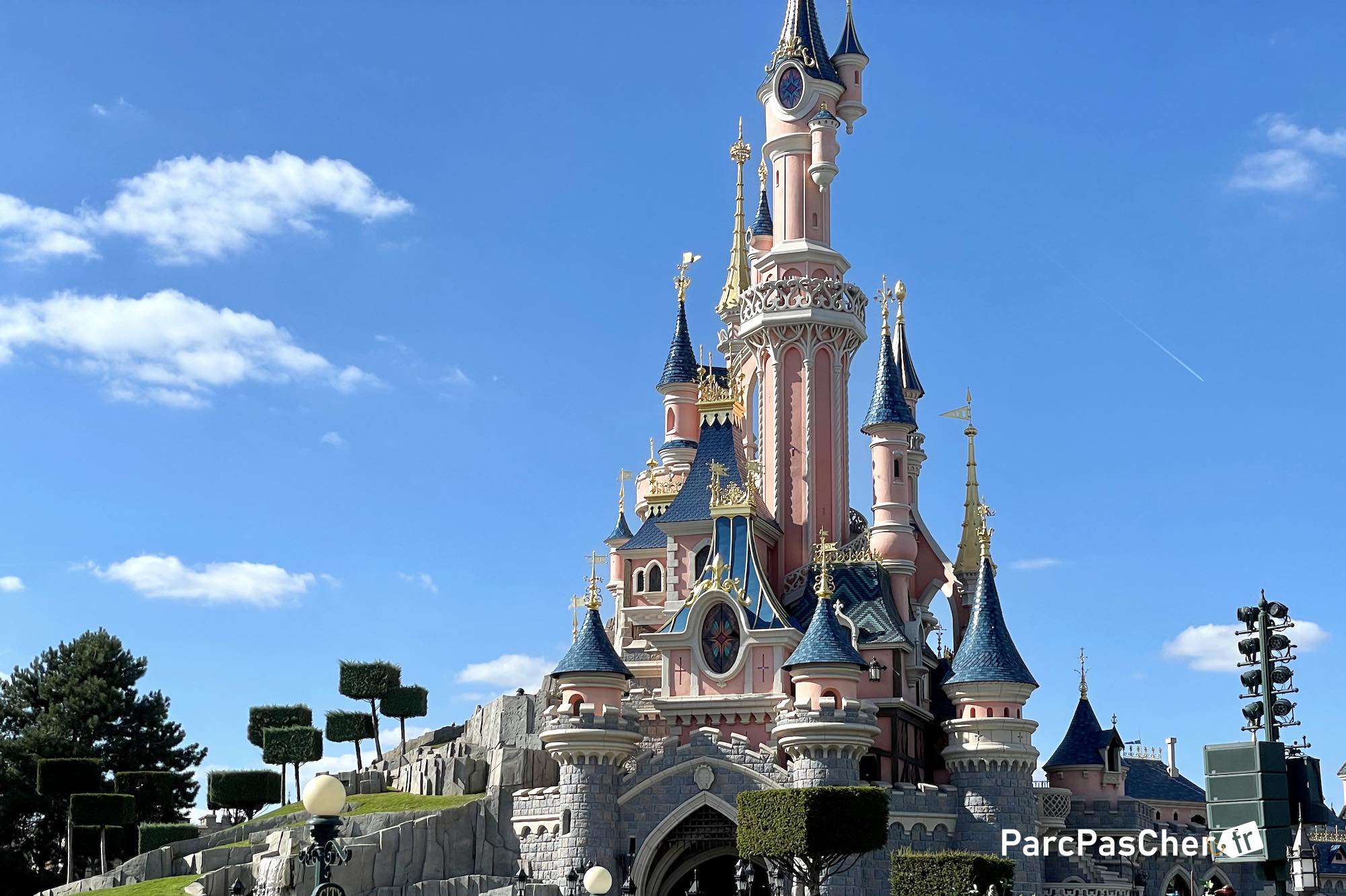 Billet Disneyland à 49€ : le Bon Plan Disney pas cher (avec calculateur de dates)